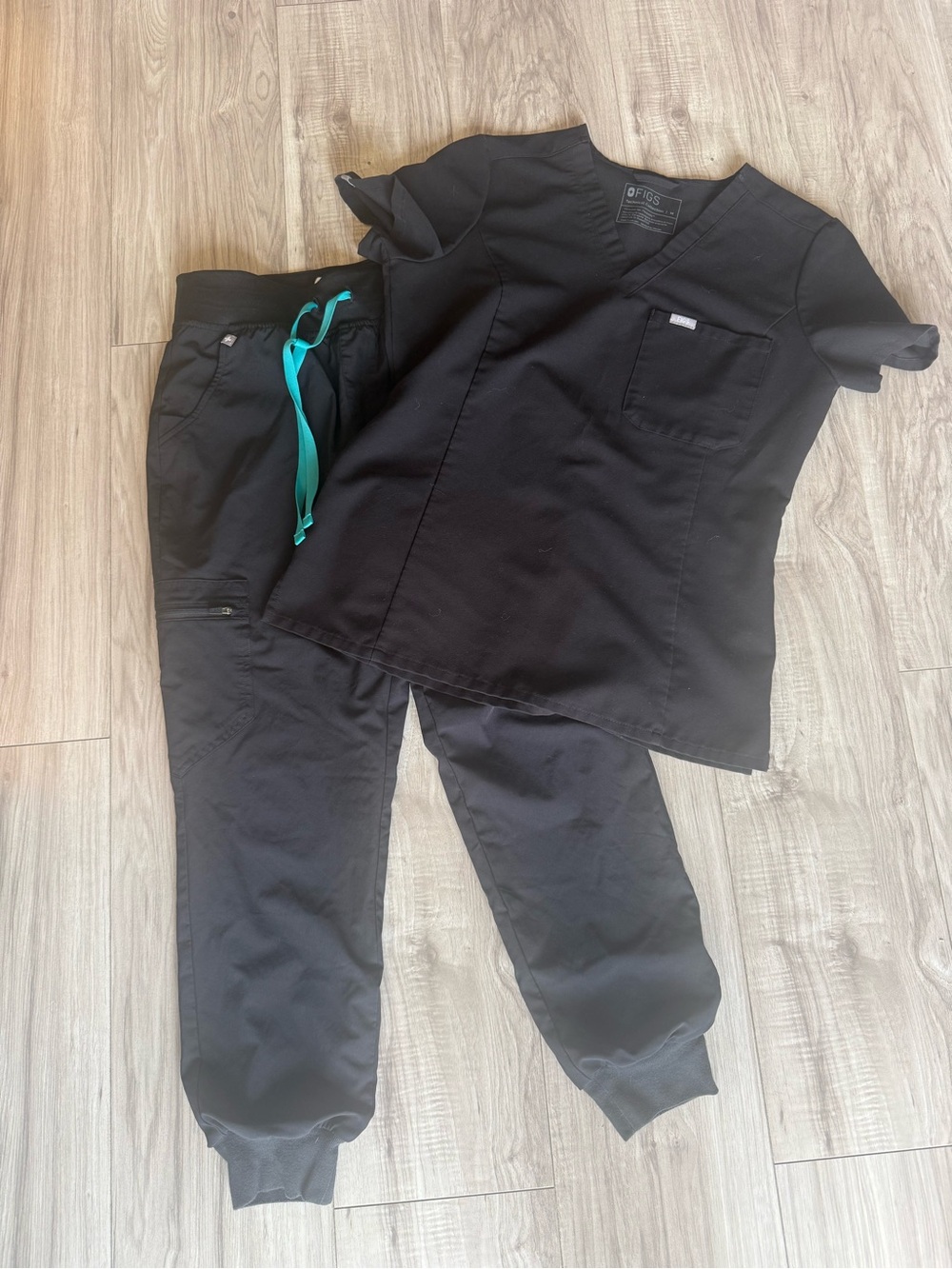 FIGS Black Scrub set M top + yola cargo pants s/p petite